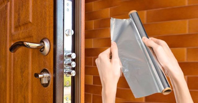 Het wordt viraal om aluminiumfolie op de deurknop van je huis te plakken: een barrière voor inbrekers