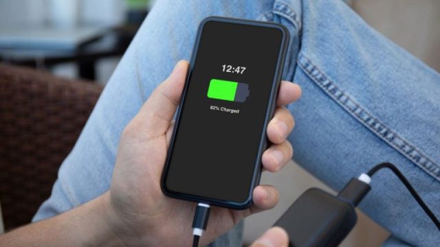 Waarom is het handig om de vliegtuigmodus in te schakelen tijdens het opladen van je mobiele telefoon?