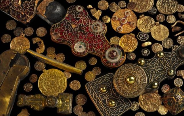 Een groep vrienden in Polen vindt met behulp van metaaldetectoren een middeleeuwse schat en een 1800 jaar oude gouden ketting
