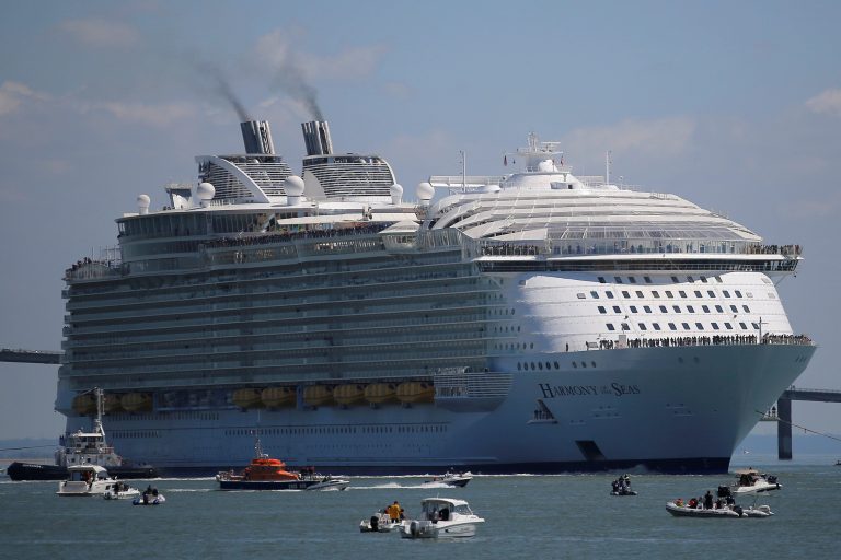 Het grootste cruiseschip ter wereld maakt zich klaar om uit te varen: 370 meter lang, 21 bars, 23 restaurants en plaats voor maar liefst 7.600 passagiers