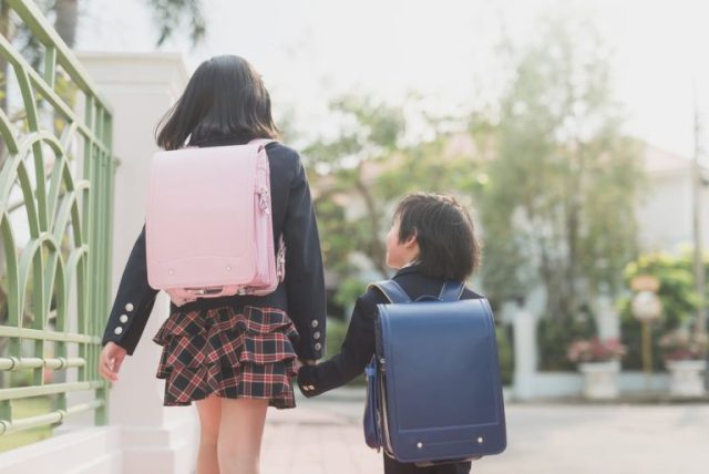 Er is een nationaal symbool dat Japan al generaties lang onveranderd houdt: een peperdure schoolrugzak.