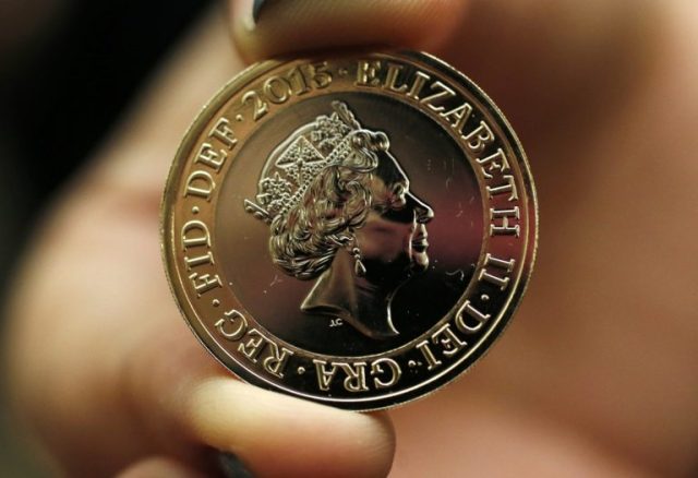 Duizenden voor een portret van Elizabeth II: de redenen achter de rage rond Britse herdenkingsmunten