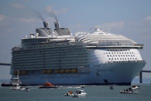 Het grootste cruiseschip ter wereld maakt zich klaar om uit te varen: 370 meter lang, 21 bars, 23 restaurants en plaats voor maar liefst 7.600 passagiers