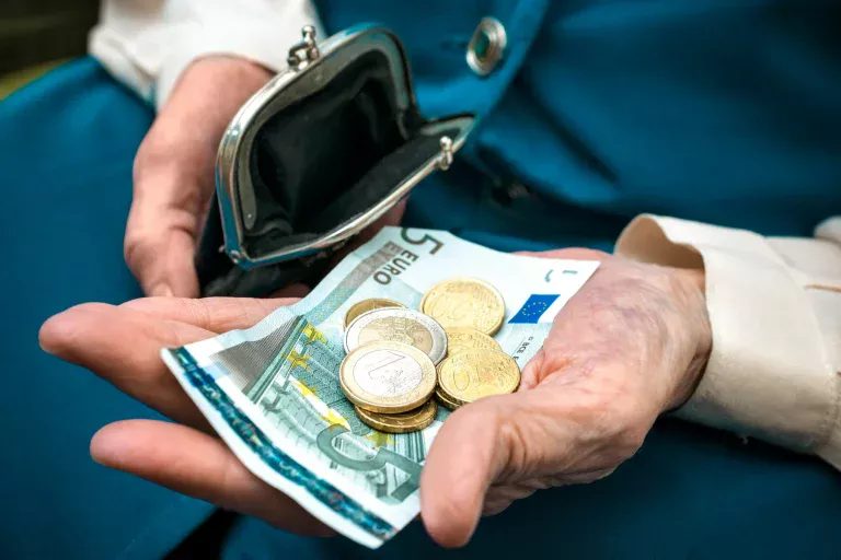 Ana, 87 jaar, gepensioneerd: “Ik krijg helemaal niets. Mijn man regelt alles en ik weet dat hij wel iets krijgt. Maar wat mijn pensioen betreft, krijg ik geen cent.”