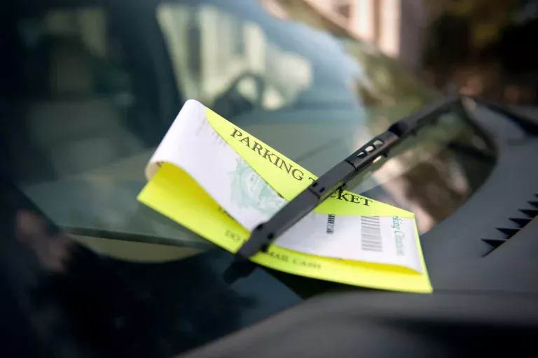 Hij laat zijn auto geparkeerd staan bij een winkelcentrum om de parkeerkosten op het vliegveld te besparen, en bij terugkomst vindt hij een boete van € 1.000.